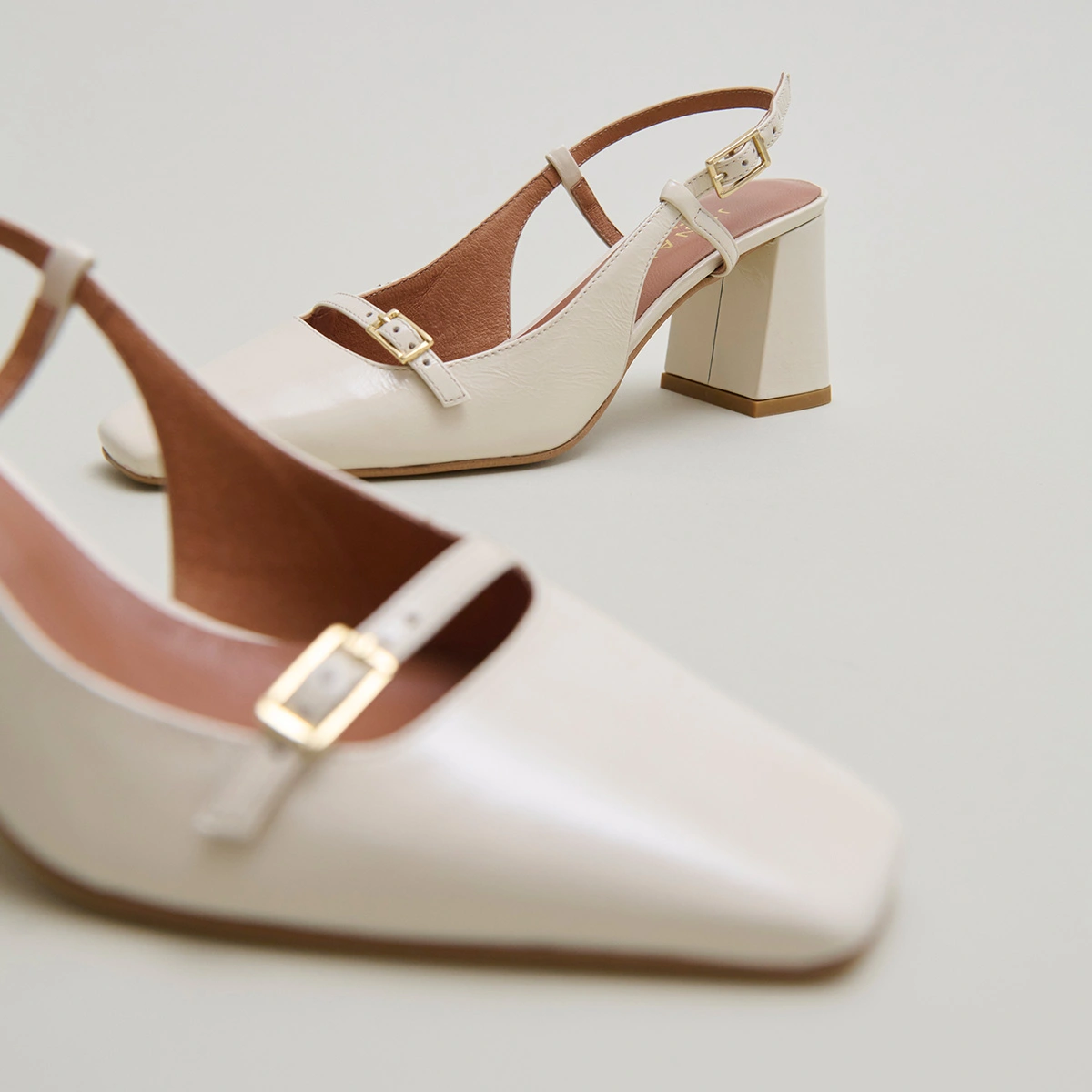 Slingbacks à talons en cuir brillant écru | DADELLE | Jonak
