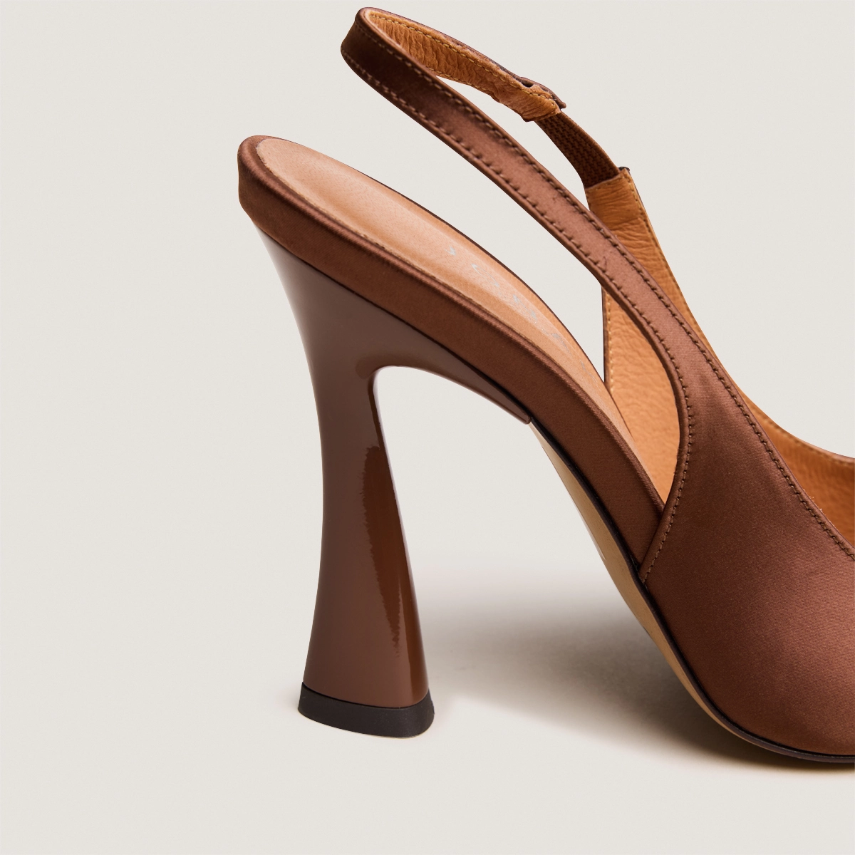 Escarpins slingbacks &agrave; bouts pointus en satin marron | DRESSY | Jonak