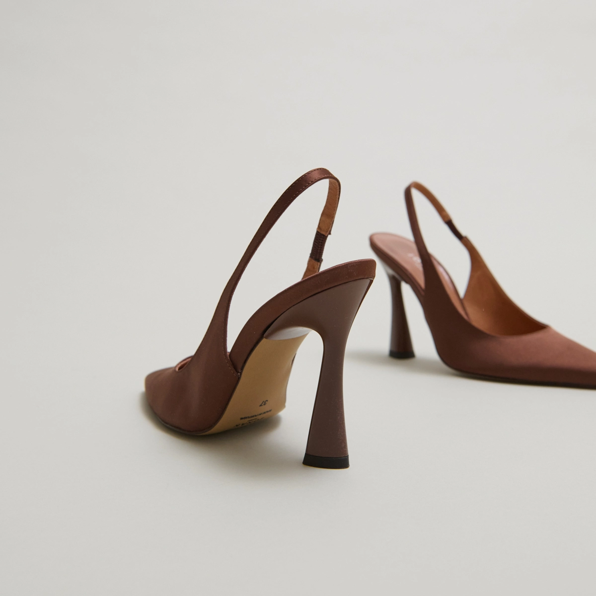 Escarpins slingbacks &agrave; bouts pointus en satin marron | DRESSY | Jonak