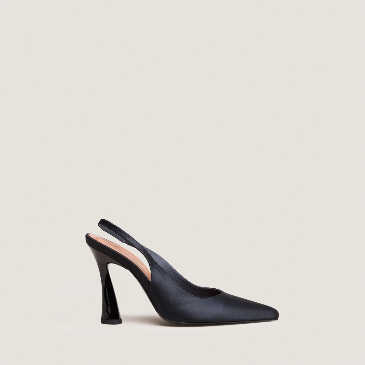 Escarpins slingbacks &agrave; bouts pointus en satin noir | DRESSY | Jonak