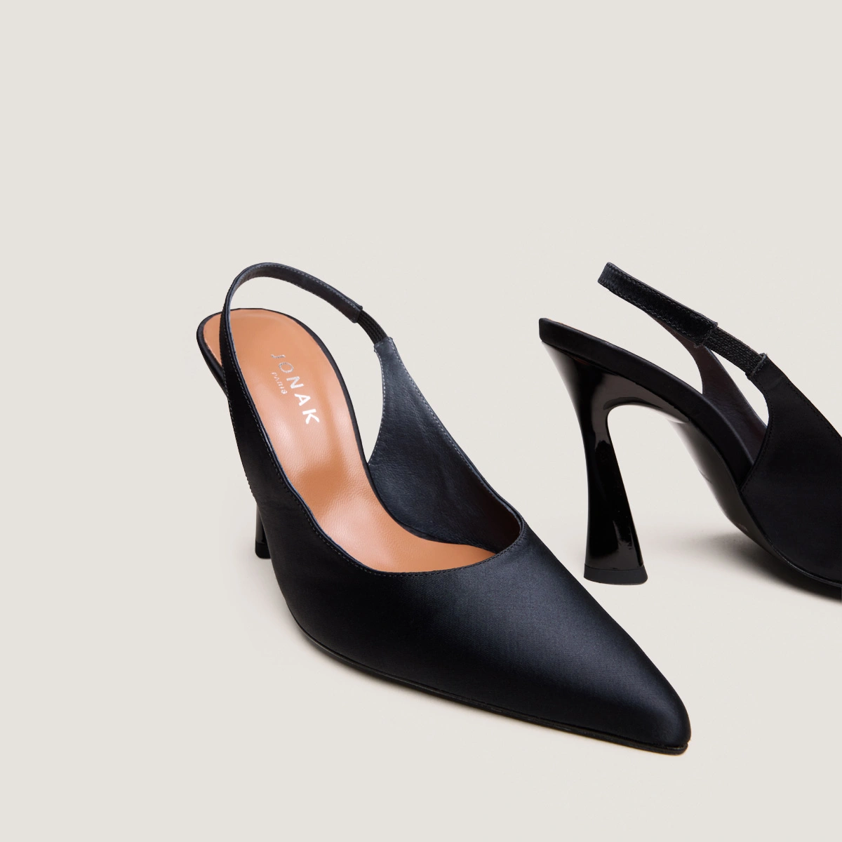 Escarpins slingbacks &agrave; bouts pointus en satin noir | DRESSY | Jonak