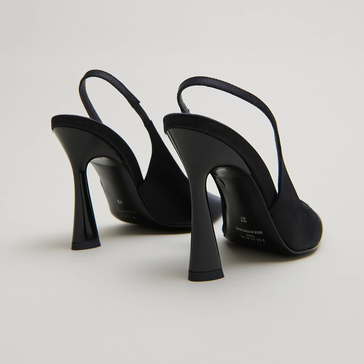 Escarpins slingbacks &agrave; bouts pointus en satin noir | DRESSY | Jonak