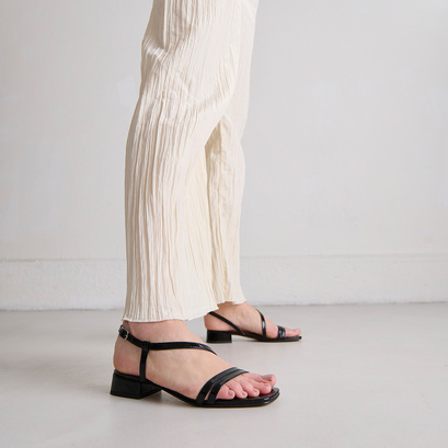 Sandales à petits talons en cuir brillant noir | ANAYA | Jonak
