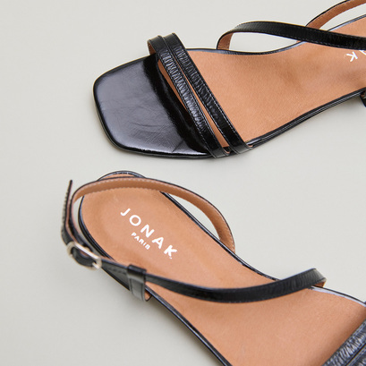 Sandales à petits talons en cuir brillant noir | ANAYA | Jonak