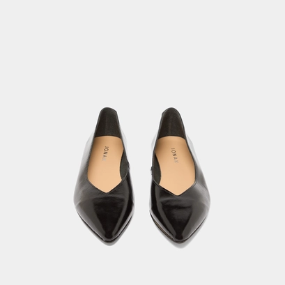 Ballerines &agrave; bouts pointus en vernis pliss&eacute; noir | NOEMIE | Jonak
