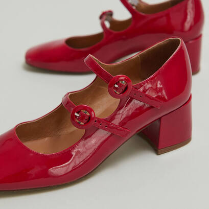 Babies à doubles brides et bouts arrondis en vernis rouge cerise | DELOU | Jonak