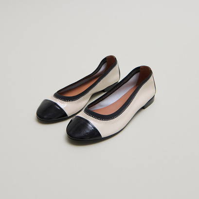 Ballerines à bouts arrondis et surpiqûres en vernis plissé noir et vernis plissé écru | DABELLE | Jonak