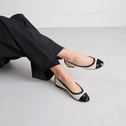 Ballerines à bouts arrondis et surpiqûres en vernis plissé noir et vernis plissé écru | DABELLE | Jonak