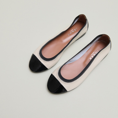 Ballerines à bouts arrondis et surpiqûres en vernis plissé noir et vernis plissé écru | DABELLE | Jonak