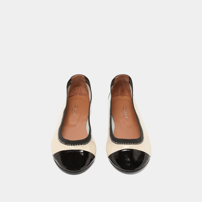 Ballerines à bouts arrondis et surpiqûres en vernis plissé noir et vernis plissé écru | DABELLE | Jonak