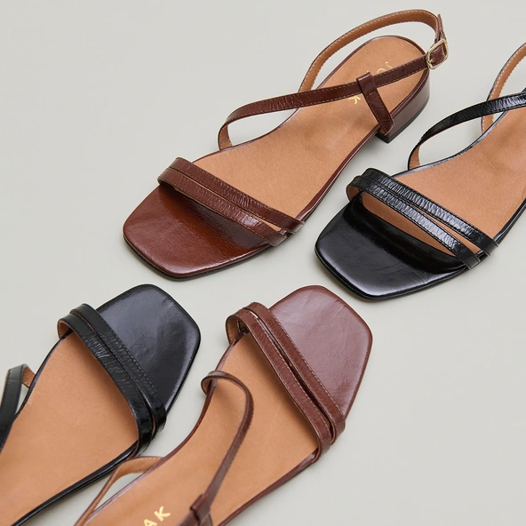 Sandales à petits talons en cuir brillant marron | ANAYA | Jonak