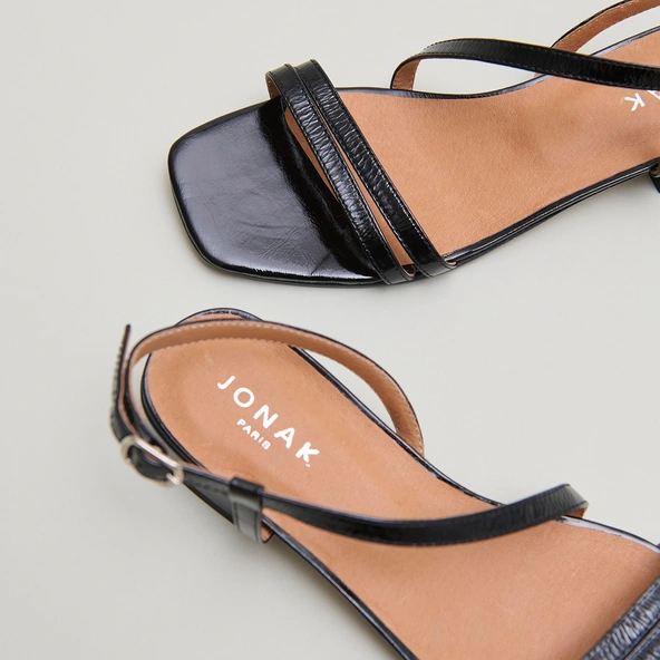 Sandales à petits talons en cuir brillant noir | ANAYA | Jonak