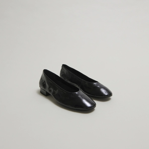 Ballerines &agrave; petits talons en vernis pliss&eacute; noir | LEA | Jonak