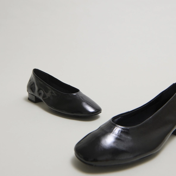 Ballerines &agrave; petits talons en vernis pliss&eacute; noir | LEA | Jonak
