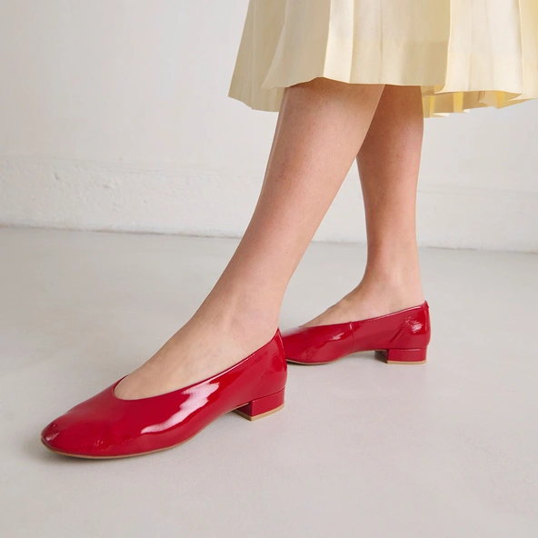 Ballerines &agrave; petits talons en vernis pliss&eacute; rouge | LEA | Jonak