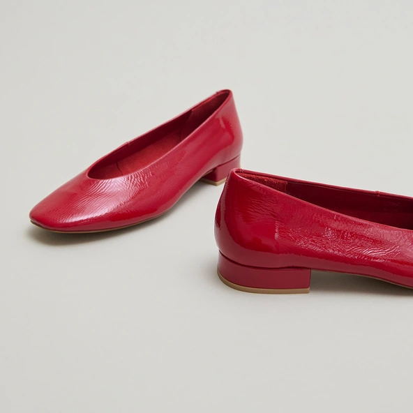 Ballerines &agrave; petits talons en vernis pliss&eacute; rouge | LEA | Jonak
