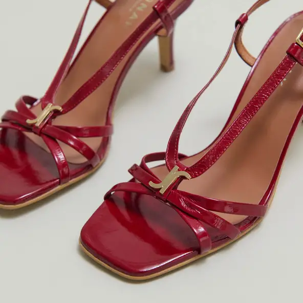 Sandales à talons et monogrammes en cuir brillant rouge carmin | VOMA | Jonak