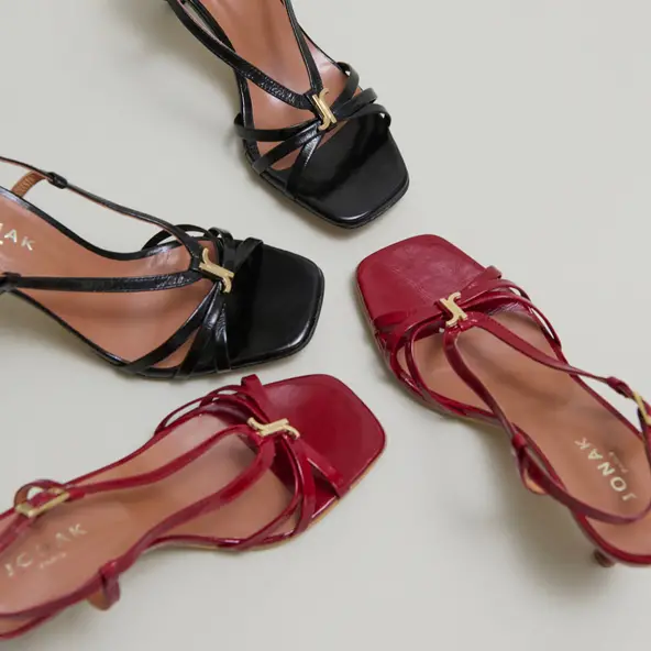 Sandales à talons et monogrammes en cuir brillant rouge carmin | VOMA | Jonak