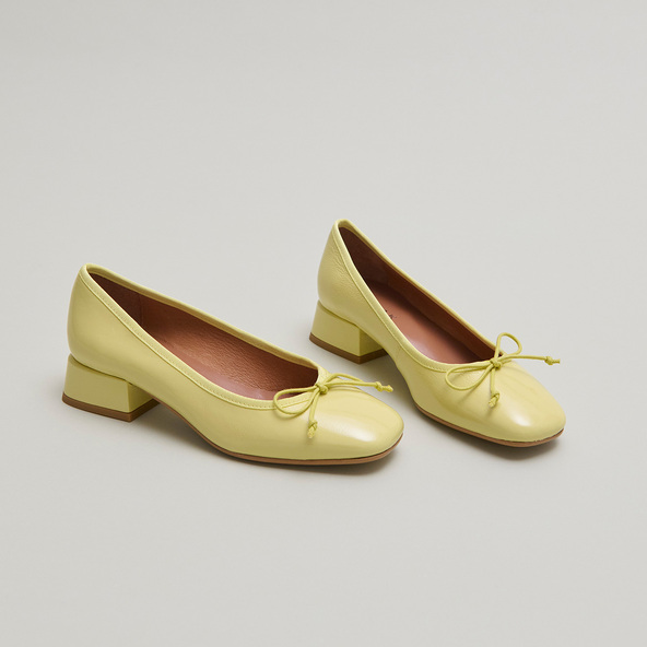 Ballerines à talons en vernis plissé jaune | DYBIL | Jonak