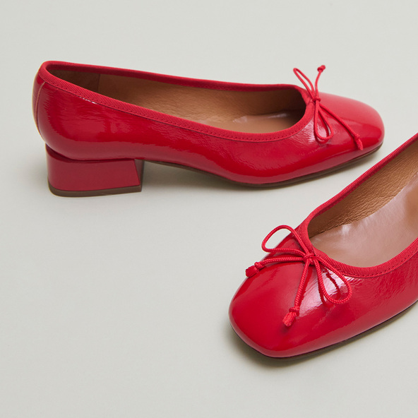 Ballerines à talons en vernis plissé rouge | dybil