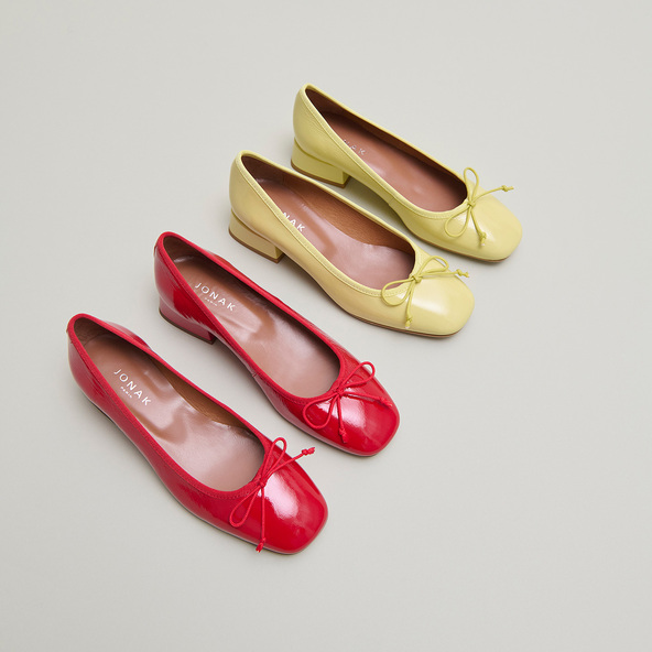 Ballerines à talons en vernis plissé rouge | dybil