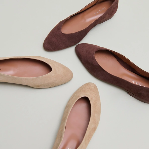 Ballerines à bouts pointus en velours marron foncé | DASSUS | Jonak