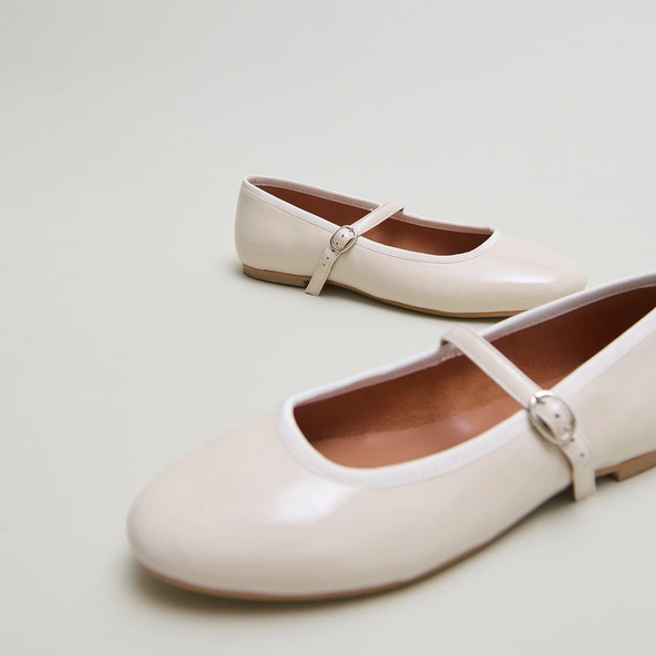 Ballerines &agrave; brides en vernis pliss&eacute; &eacute;cru | DOUCEUR | Jonak