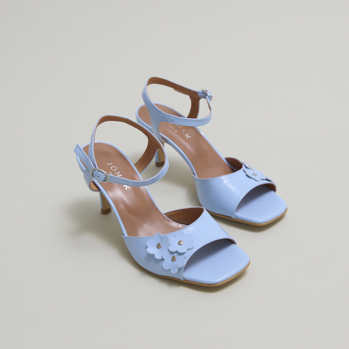 Sandales à talons et fleurs en vernis plissé bleu clair | VAVA | Jonak
