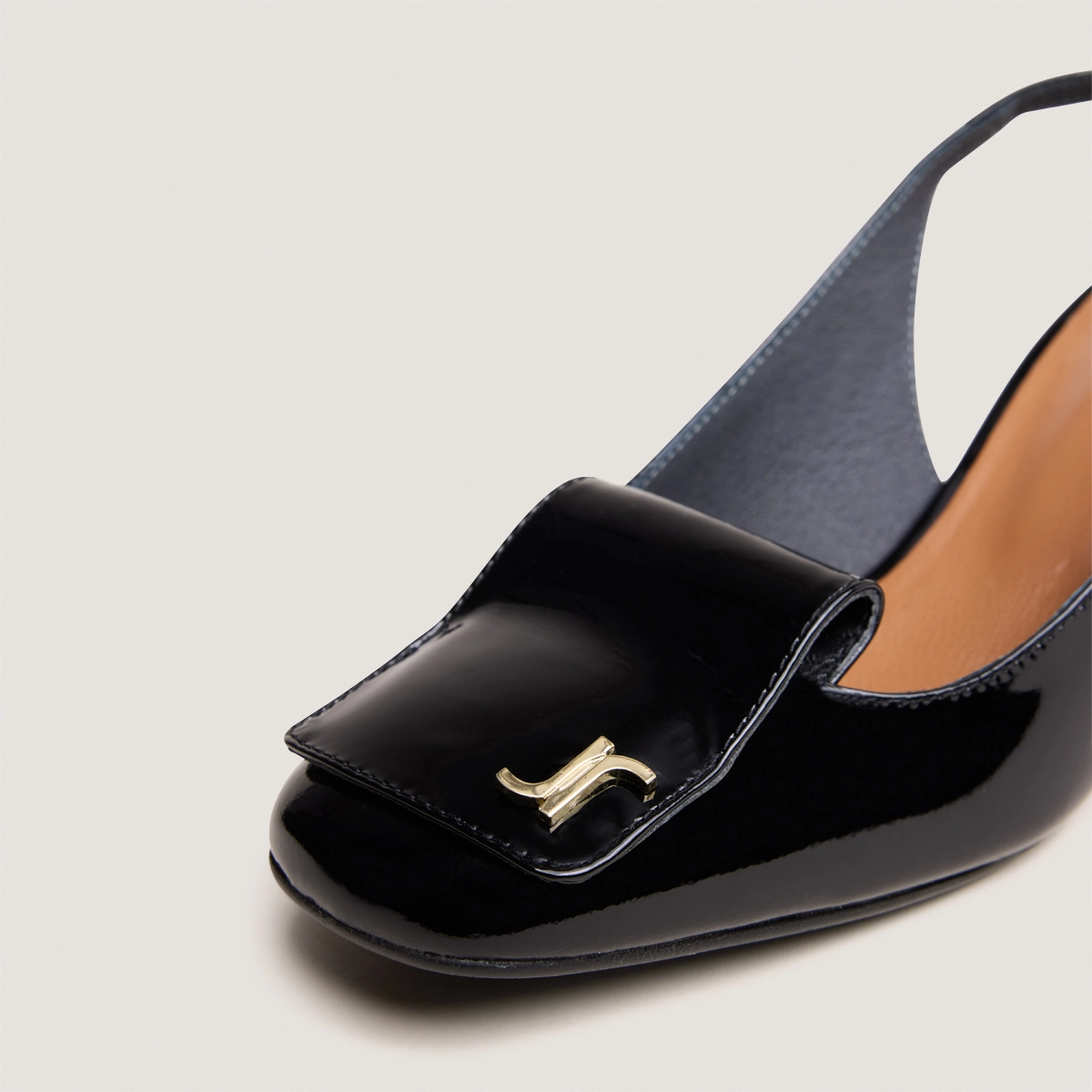 Escarpins slingbacks à monogrammes en vernis noir | DAIKI | Jonak
