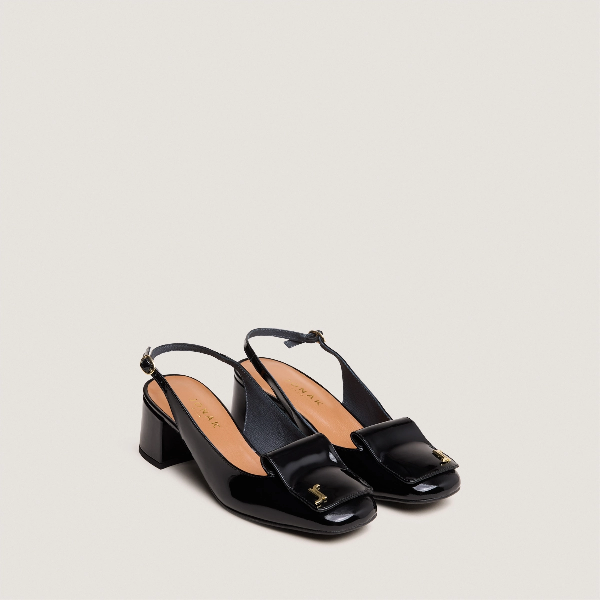Escarpins slingbacks à monogrammes en vernis noir | DAIKI | Jonak