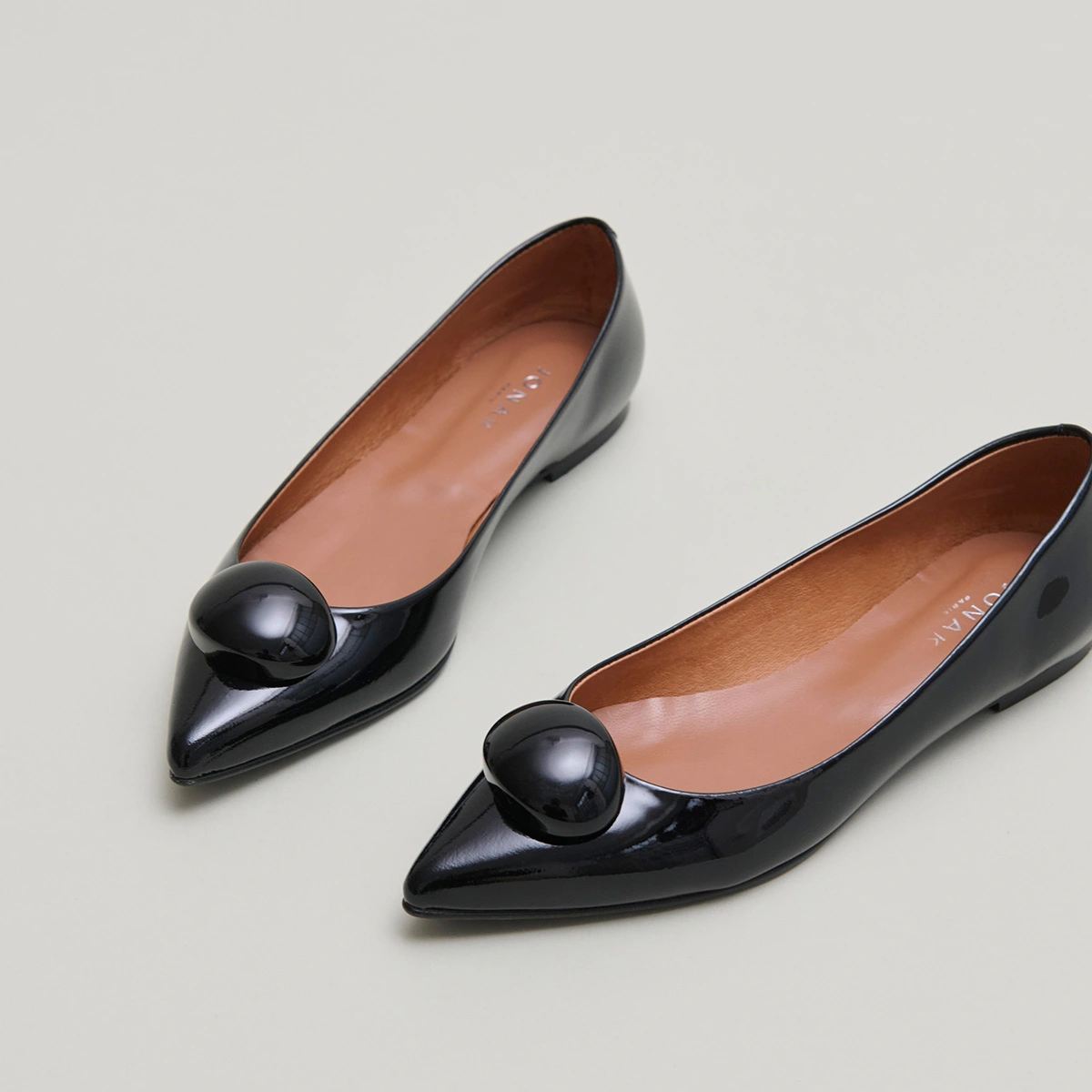 Ballerines à bouts pointus et billes en vernis noir | DALIDO | Jonak