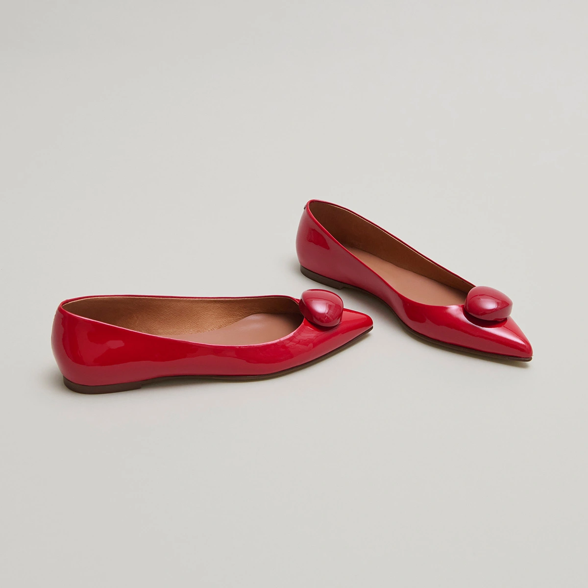 Ballerines &agrave; bouts pointus et billes en vernis rouge | DALIDO | Jonak