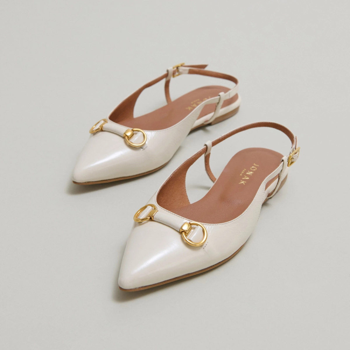 Ballerines slingbacks &agrave; bouts pointus et mors dor&eacute;s en cuir brillant &eacute;cru | DEDICACE | Jonak