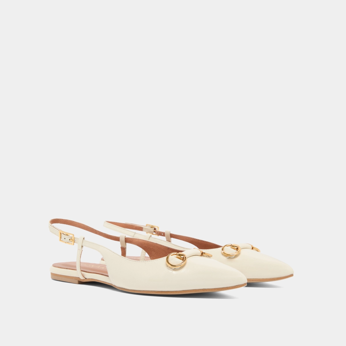 Ballerines slingbacks &agrave; bouts pointus et mors dor&eacute;s en cuir brillant &eacute;cru | DEDICACE | Jonak