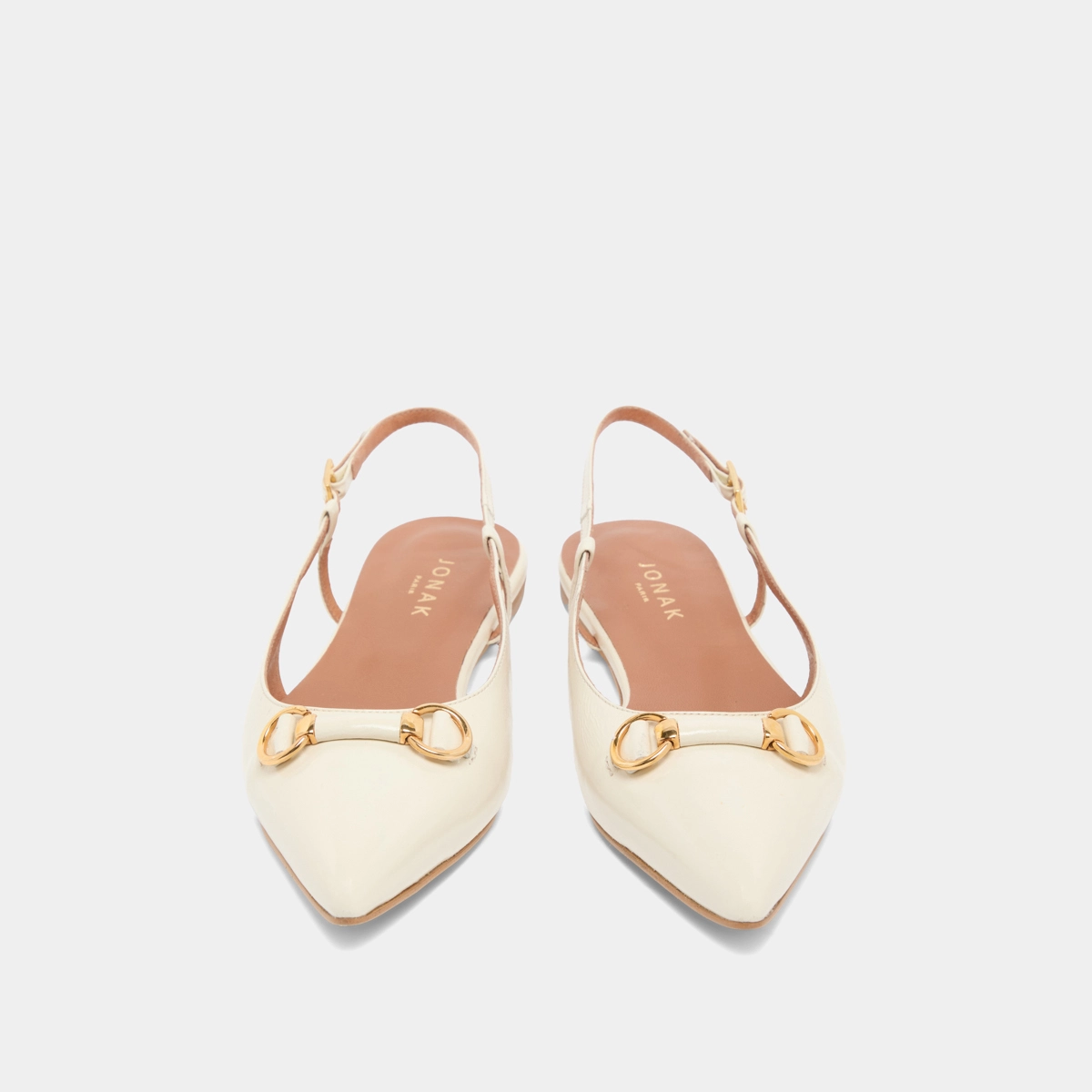 Ballerines slingbacks &agrave; bouts pointus et mors dor&eacute;s en cuir brillant &eacute;cru | DEDICACE | Jonak