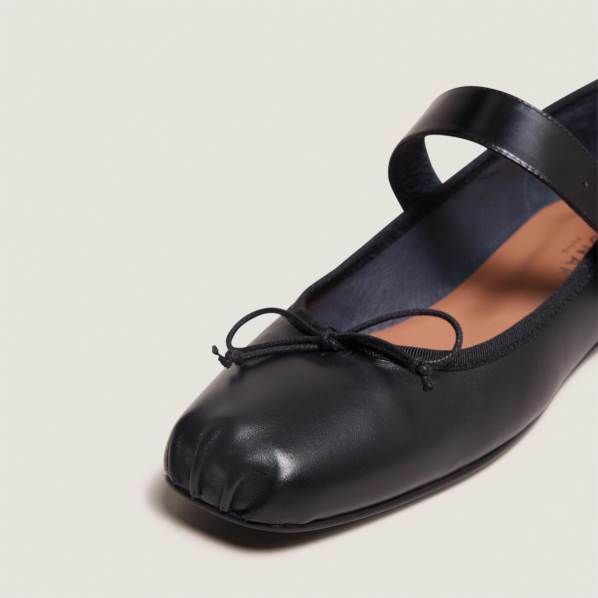 Ballerines à brides en cuir noir | DOMINANTE | Jonak