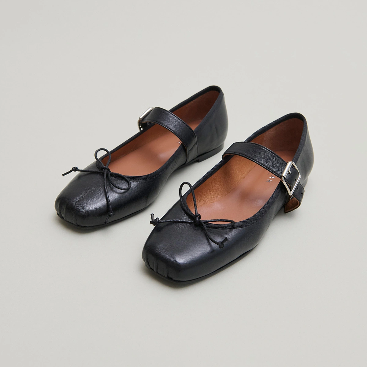 Ballerines à brides en cuir noir | DOMINANTE | Jonak