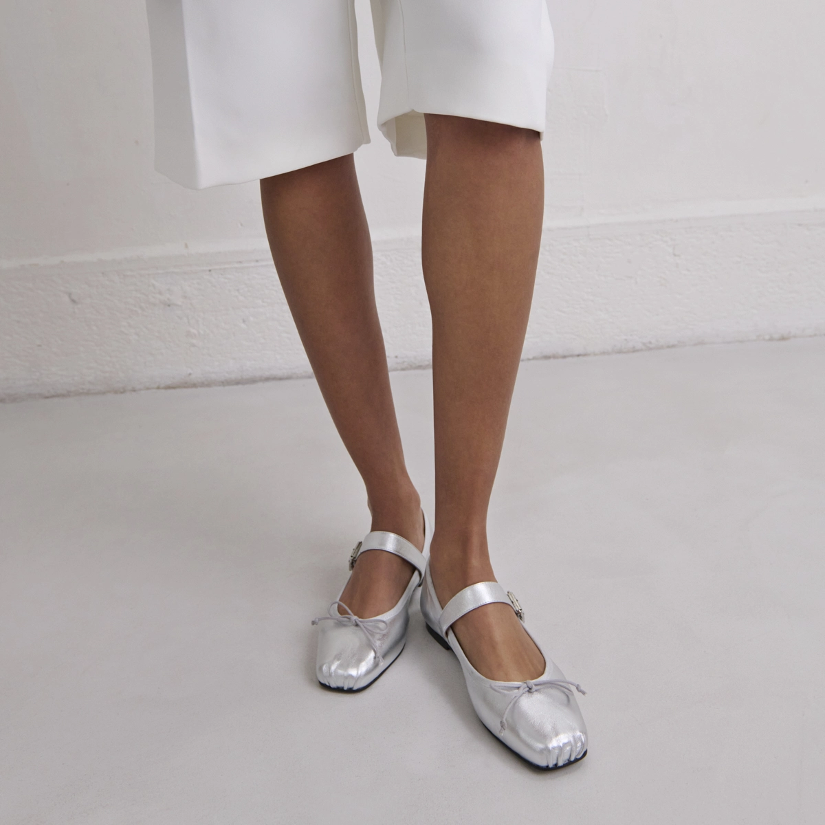 Ballerines à brides en cuir métallisé argent | DOMINANTE | Jonak