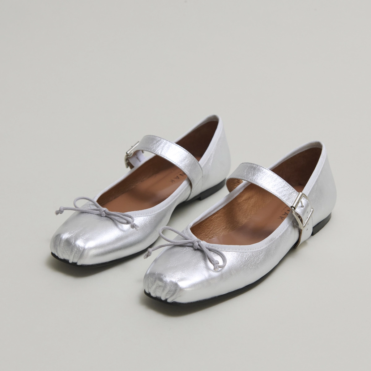 Ballerines à brides en cuir métallisé argent | DOMINANTE | Jonak