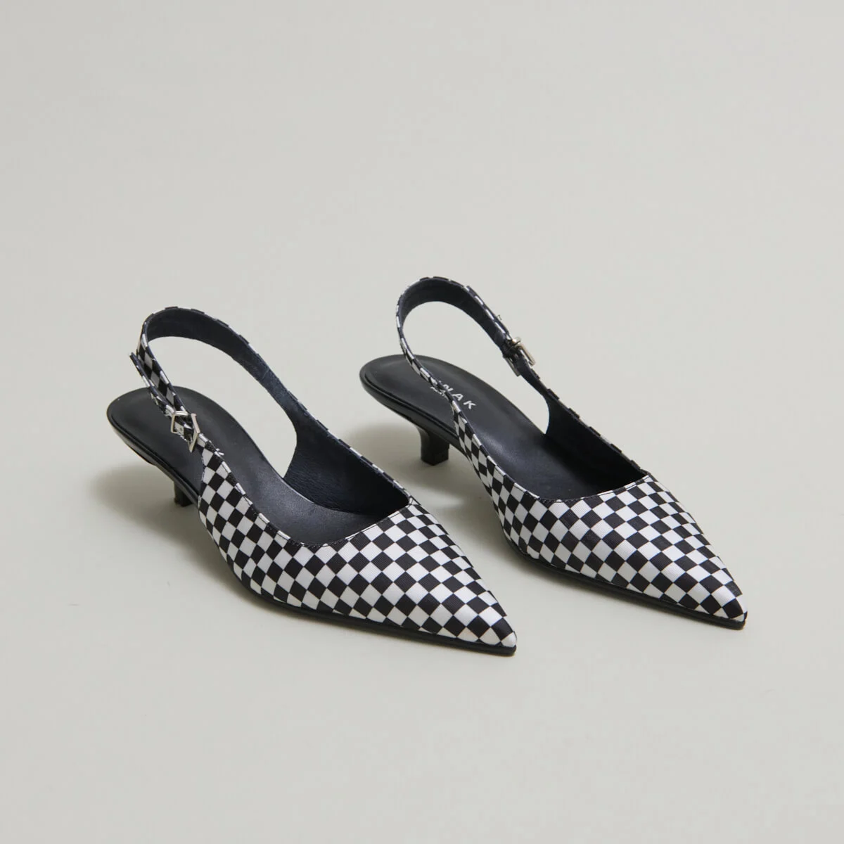 Escarpins à petits talons et boucles ajustables en textile noir et blanc | DOUALA | Jonak