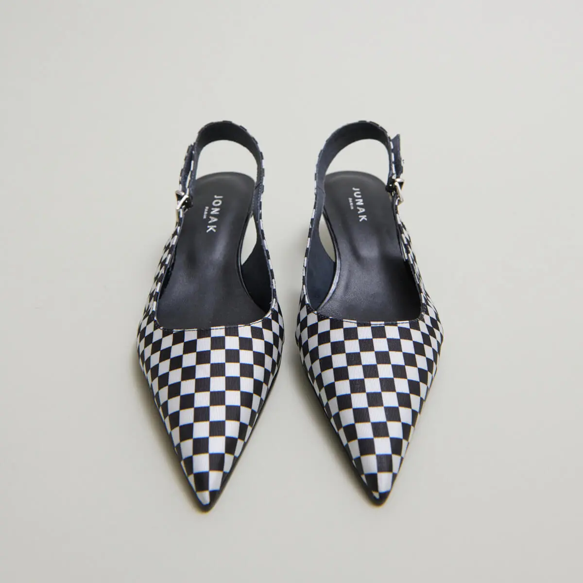 Escarpins à petits talons et boucles ajustables en textile noir et blanc | DOUALA | Jonak