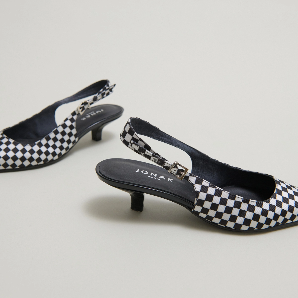 Escarpins à petits talons et boucles ajustables en textile noir et blanc | DOUALA | Jonak