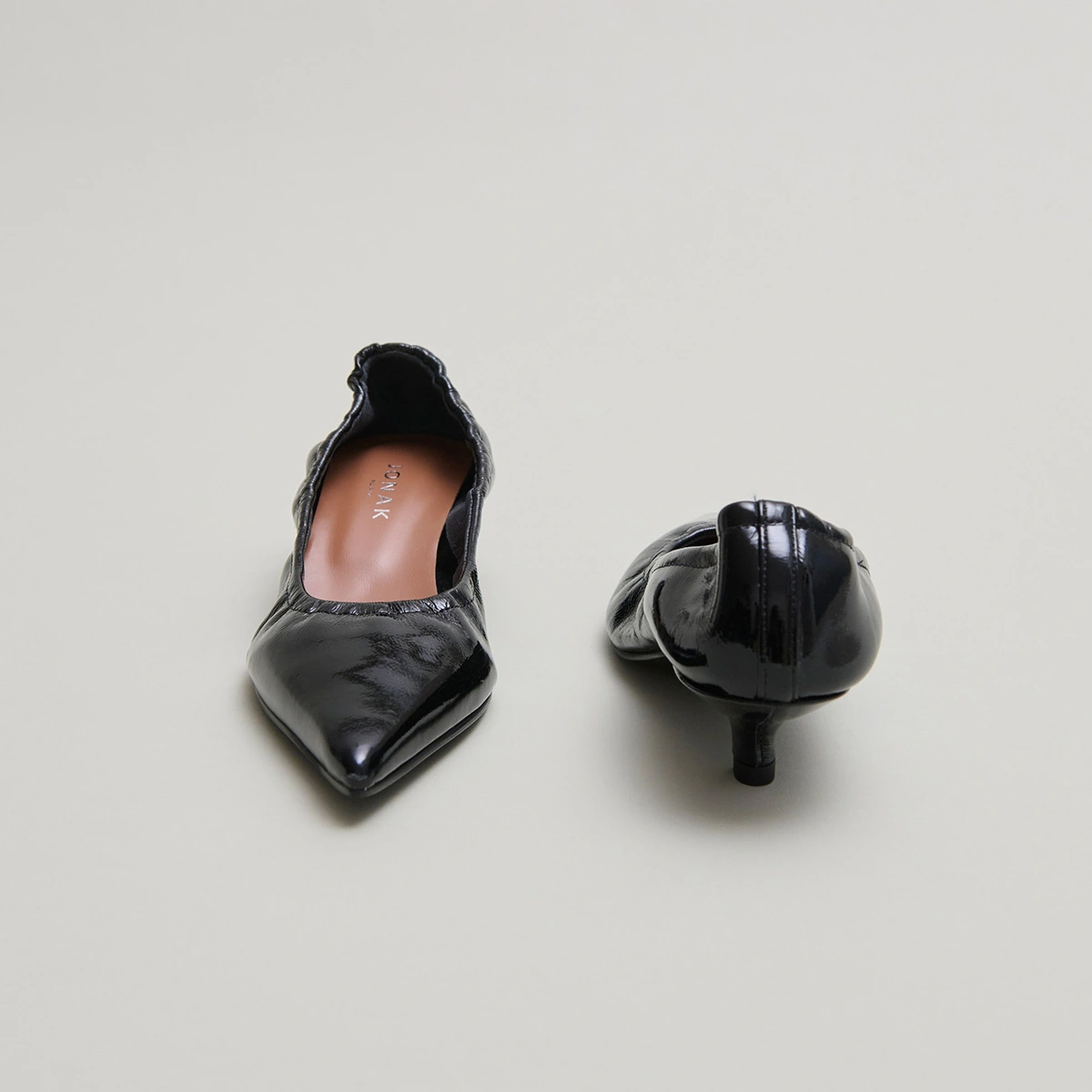 Escarpins &agrave; petits talons en vernis pliss&eacute; noir | DOUA | Jonak