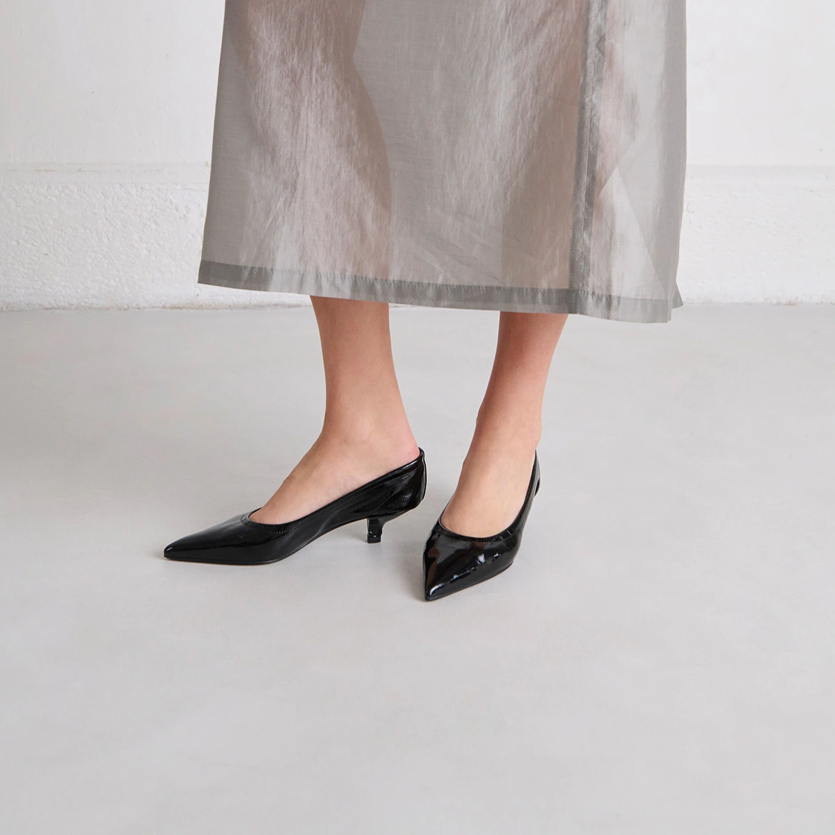 Escarpins &agrave; petits talons en vernis pliss&eacute; noir | DOUA | Jonak