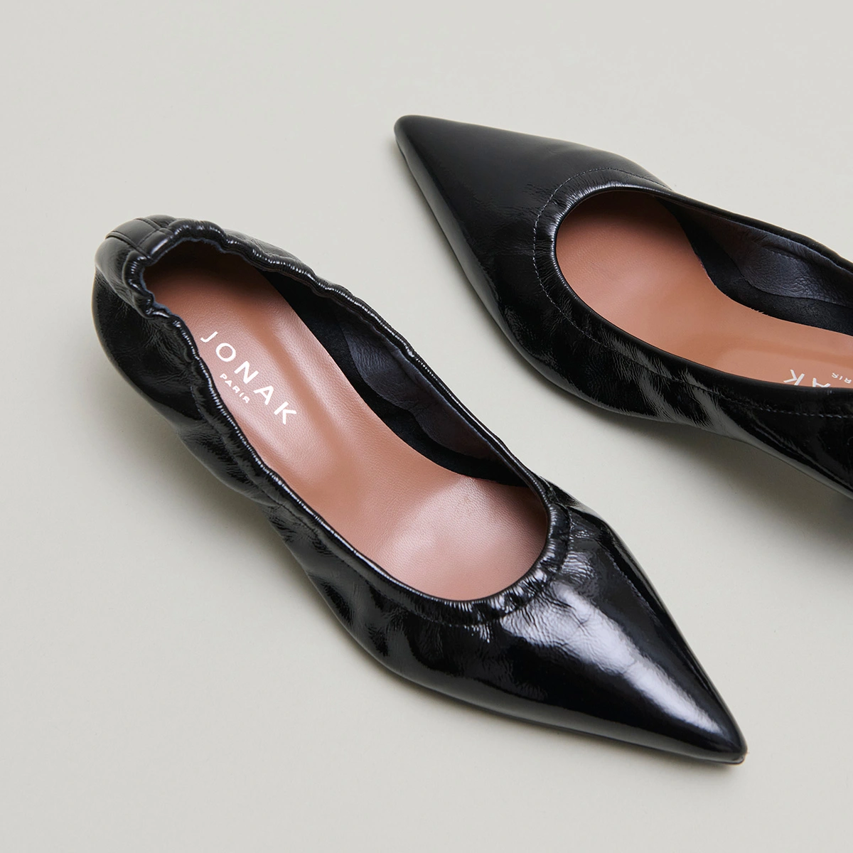 Escarpins &agrave; petits talons en vernis pliss&eacute; noir | DOUA | Jonak
