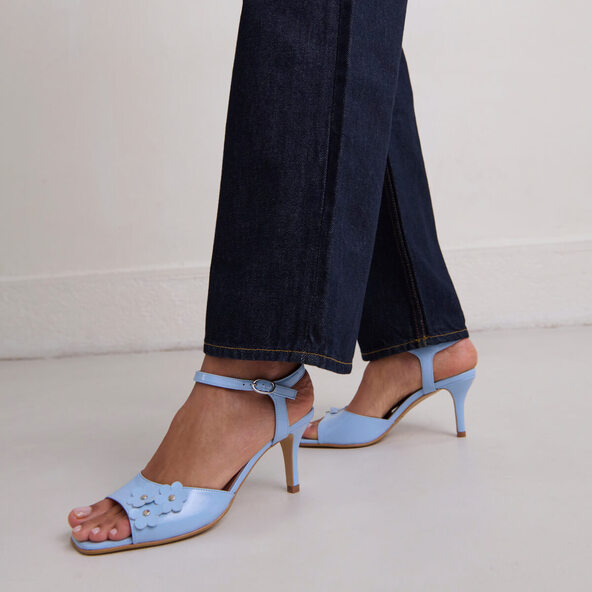 Sandales à talons et fleurs en vernis plissé bleu clair | VAVA | Jonak