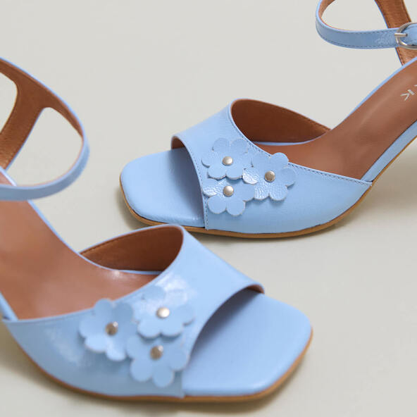 Sandales à talons et fleurs en vernis plissé bleu clair | VAVA | Jonak