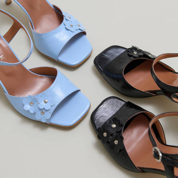 Sandales à talons et fleurs en vernis plissé bleu clair | VAVA | Jonak