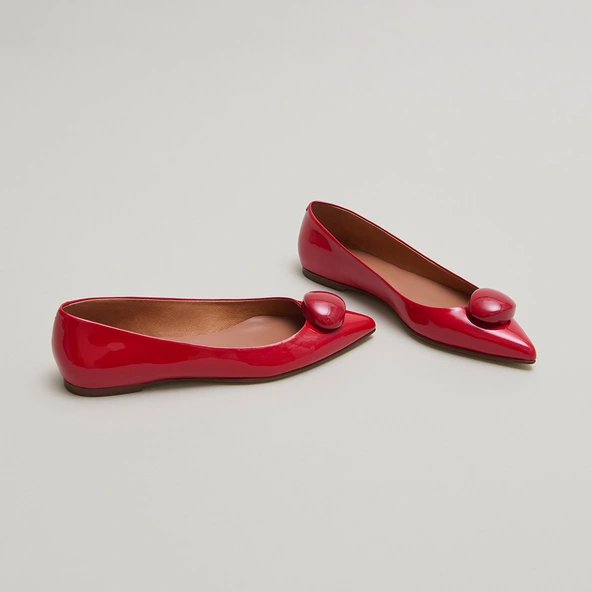 Ballerines &agrave; bouts pointus et billes en vernis rouge | DALIDO | Jonak