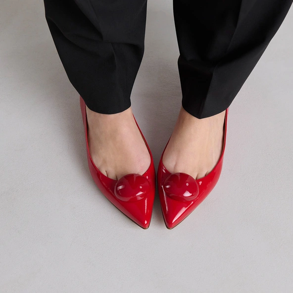 Ballerines &agrave; bouts pointus et billes en vernis rouge | DALIDO | Jonak